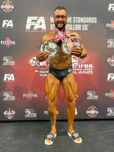 Mateusz Burdziej z medalami NPC Poland